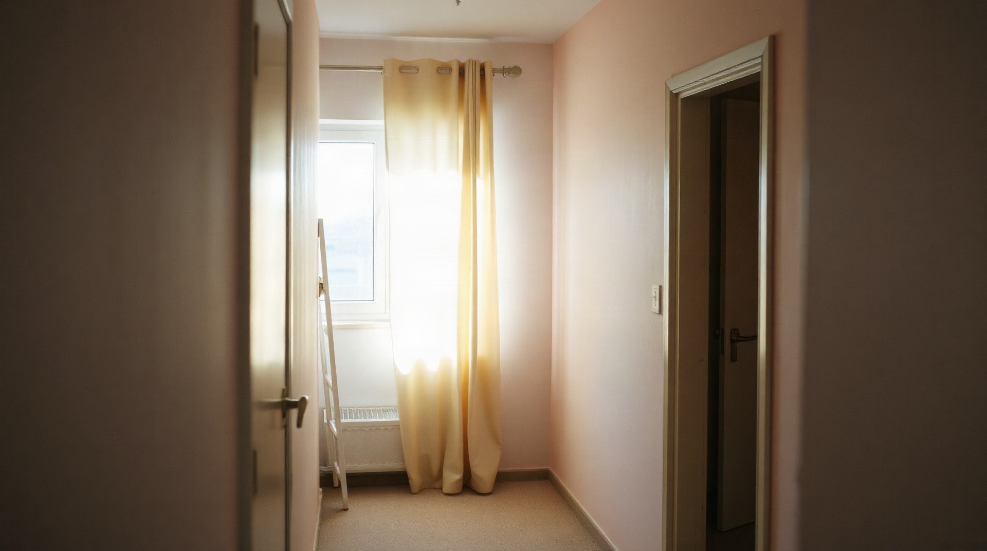 Couloir d'appartement avec portes entrouvertes laissant circuler l'air frais